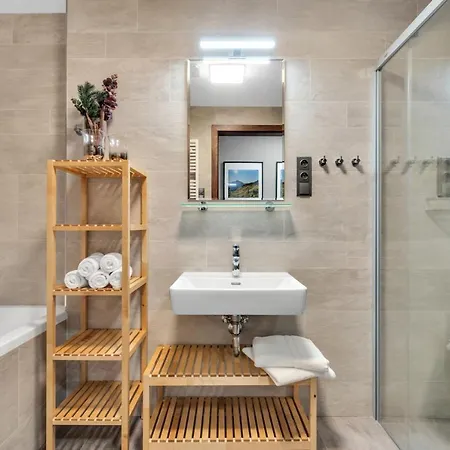 Lejlighed Adelka 102 *